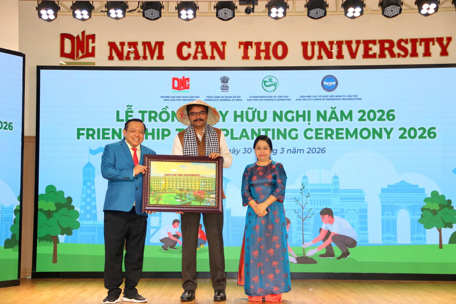 Bà Lê Thị Thanh Giang – Chủ tịch Liên hiệp các tổ chức hữu nghị TP Cần Thơ và TS.LS Nguyễn Tiến Dũng - Chủ tịch Hội đồng Trường Đại học Nam Cần Thơ (bìa trái) tặng quà cho Tổng Lãnh sự Ấn Độ tại TP.HCM Vipra Pandey.