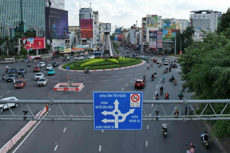 Camera AI giám sát trước vòng xoay Điện Biên Phủ. (Ảnh: Đình Văn)
Camera AI giám sát trước vòng xoay Điện Biên Phủ. (Ảnh: Đình Văn)