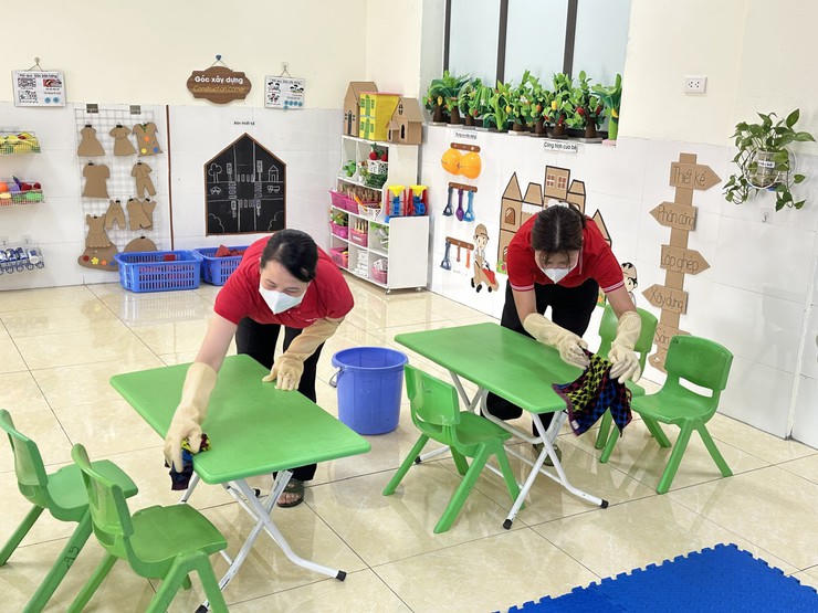 Ngành Y tế Hà Nội đề nghị UBND các phường, xã chỉ đạo các trường mầm non, mẫu giáo, các nhóm lớp trông giữ trẻ trên địa bàn triển khai chiến dịch vệ sinh môi trường khử khuẩn để phòng chống bệnh tay chân miệng.