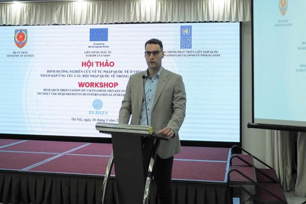 Ông Jan Lucas Zimmer, Tuỳ viên quản trị và pháp quyền, Phái đoàn Liên minh châu Âu (EU) tại Việt Nam phát biểu tại Hội thảo.