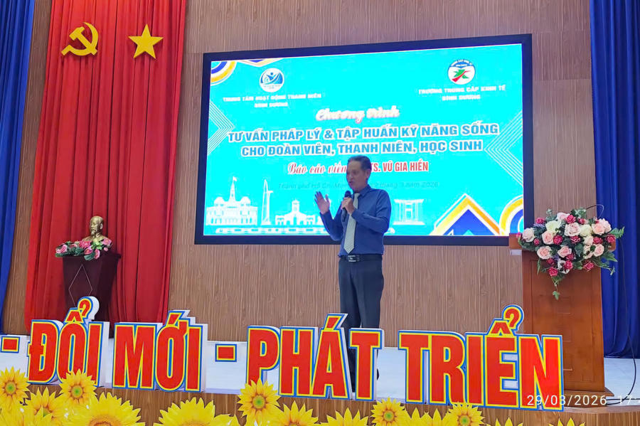 Báo cáo viên GS.TS Vũ Gia Hiền chia sẻ những kiến thức pháp lý thiết yếu, gắn liền với đời sống học đường và xã hội cho đoàn viên, thanh niên.