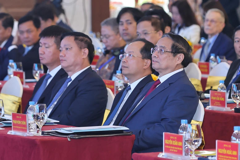 Thủ tướng cùng các đại biểu tham dự hội nghị.