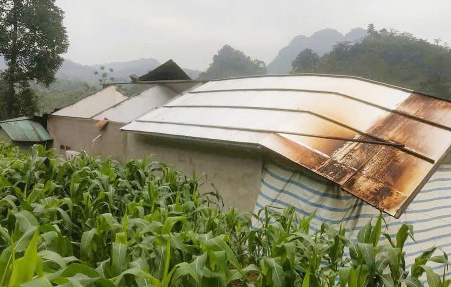 Mưa đá kèm giông lốc khiến nhà của người dân tốc mái.