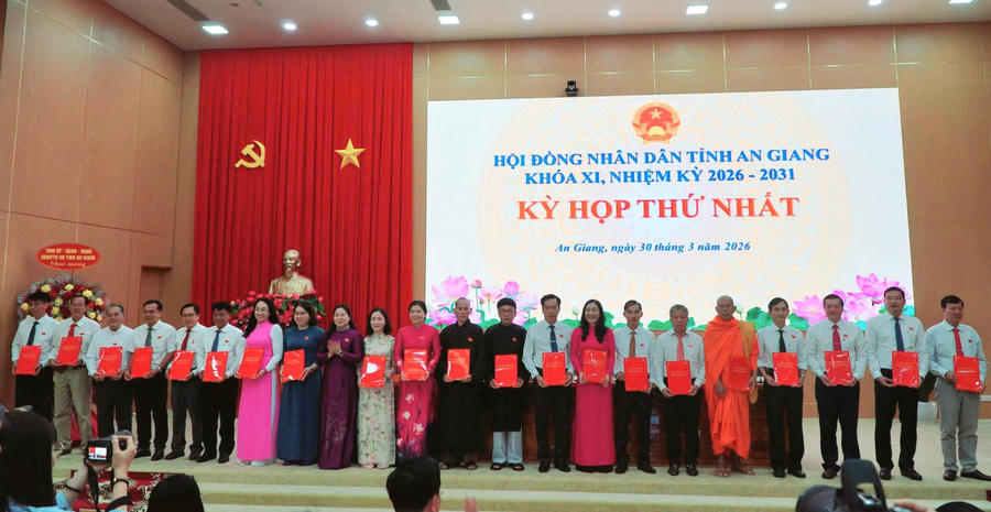 Trao chứng nhận tư cách cho các đại biểu HĐND tỉnh An Giang nhiệm kỳ 2026 -2031