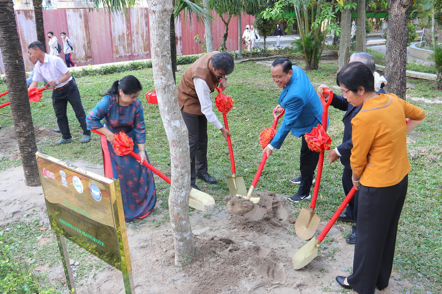 Các đại biểu trồng cây hữu nghị trong khuôn viên Trường Đại học Nam Cần Thơ.