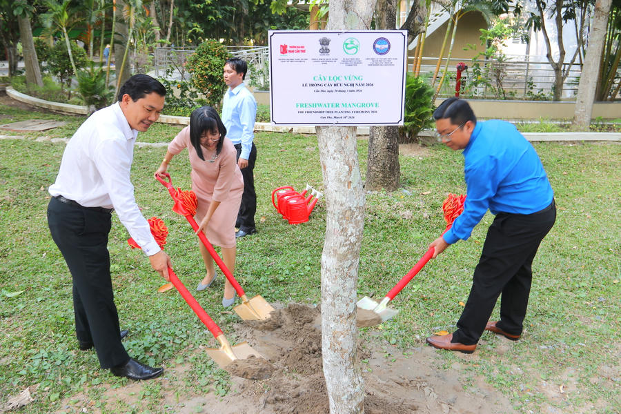 Các đại biểu trồng cây hữu nghị trong khuôn viên Trường Đại học Nam Cần Thơ.