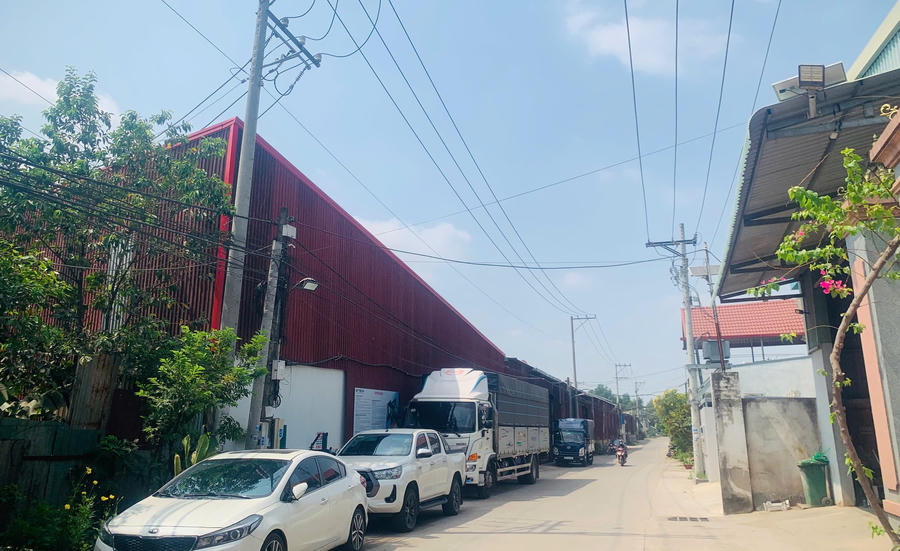 Xe tải đậu cả một dãy dài, choáng hết phần đường người dân đi lại và tiềm ẩn nguy cơ tai nạn giao thông.