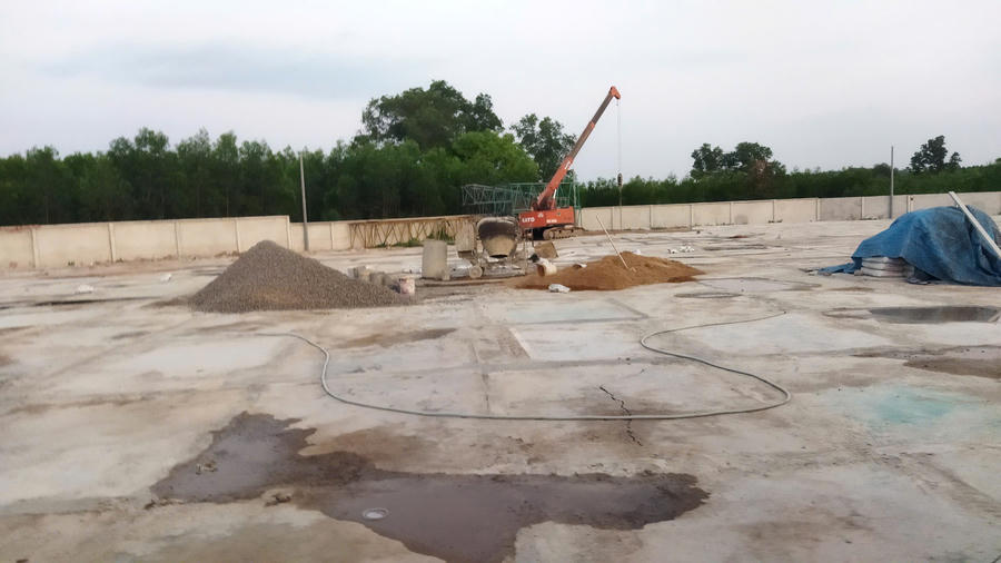 Xe tải đậu cả một dãy dài, choáng hết phần đường người dân đi lại và tiềm ẩn nguy cơ tai nạn giao thông.