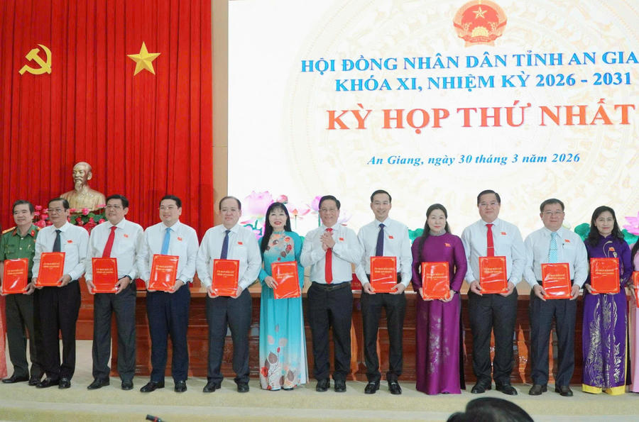 Thường trực HĐND tỉnh An Giang trao chứng nhận tư cách cho các đại biểu HĐND tỉnh nhiệm kỳ 2026 -2031.