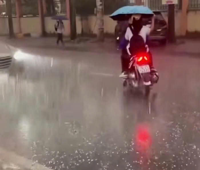 Mưa đá bất thường xuất hiện tại Mạo Khê. Mưa đá bất thường xuất hiện tại Mạo Khê.