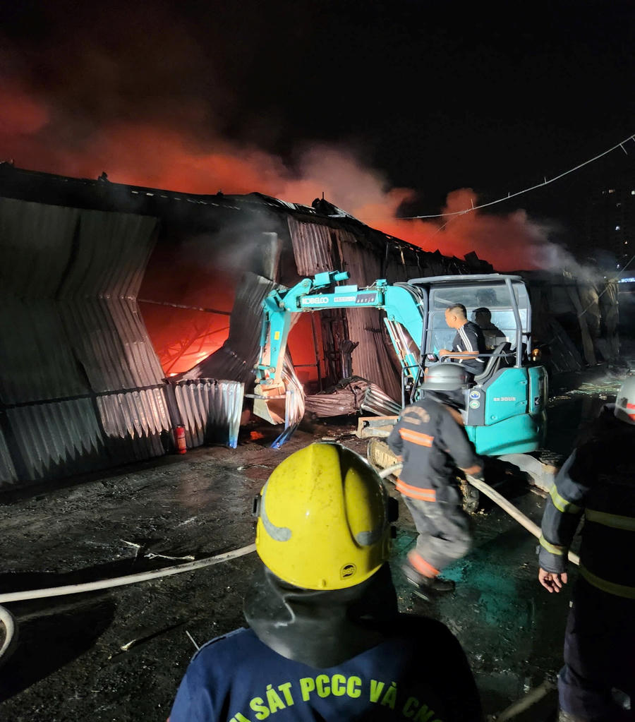 Lực lượng chức năng có mặt kịp thời để xử lý đám cháy.