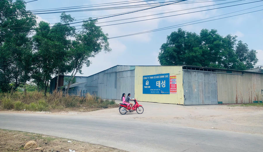 Nhiều công trình được xây dựng, xe hạng nặng di chuyển làm hư hỏng đường dân sinh.