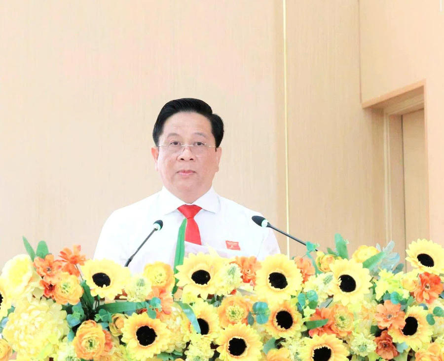 Phó Bí thư Tỉnh ủy, Chủ tịch UBND tỉnh Hồ Văn Mừng phát biểu tại kỳ họp.