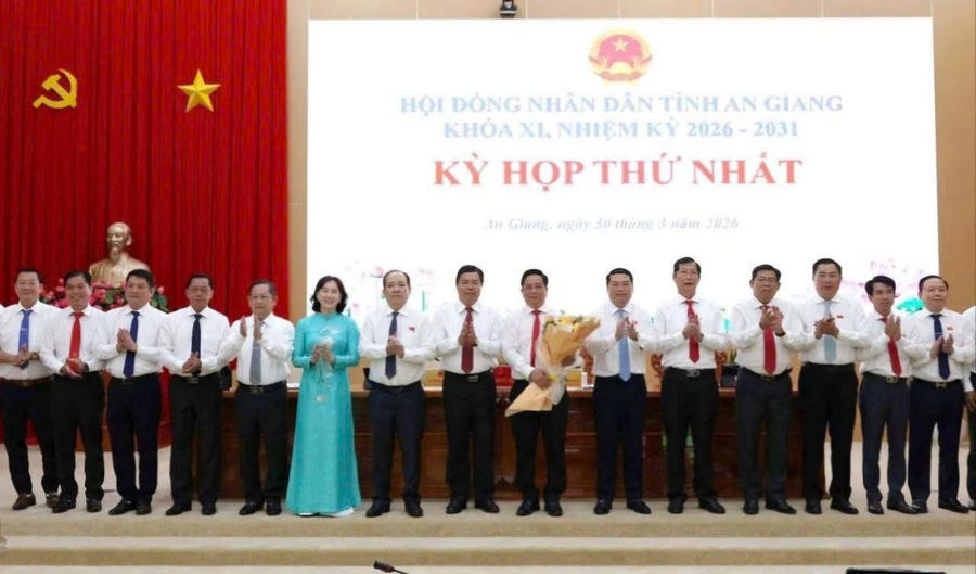 Bí thư Tỉnh ủy An Giang Nguyễn Tiến Hải và các đại biểu tặng hoa chúc mừng ông Nguyễn Thanh Nhàn, Chủ tịch HĐND tỉnh An Giang khóa XI, nhiệm kỳ 2026 – 2031