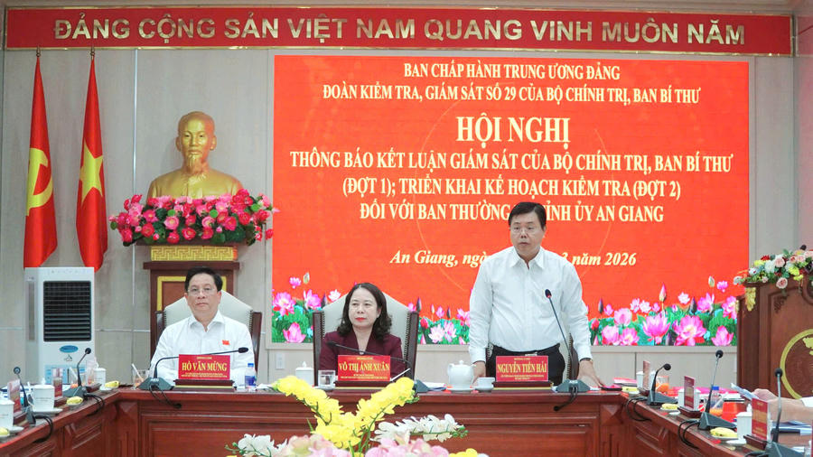 Ông Nguyễn Tiến Hải - Ủy viên Trung ương Đảng, Bí thư Tỉnh ủy An Giang phát biểu tại hội nghị.