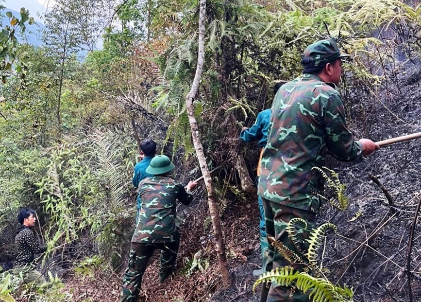 Lực lượng tham gia chữa cháy rừng tại xã Tà Lèng, tỉnh Lai Châu.