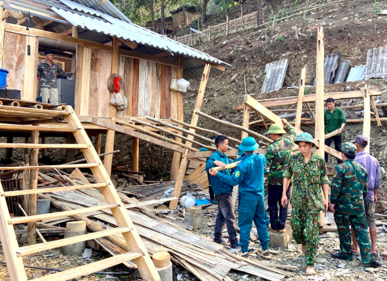 Lực lượng chức năng khắc phục hậu quả thiên tai.