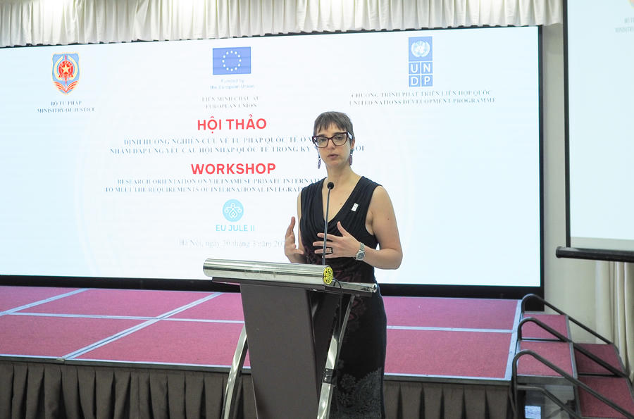 Bà Federica Dispenza, Trợ lý Trưởng đại diện thường trú UNDP, Trưởng phòng Quản trị và Tham gia phát biểu tại Hội thảo.