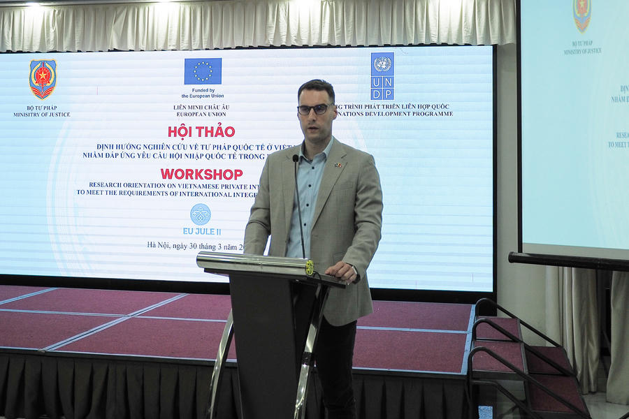 Ông Jan Lucas Zimmer, Tuỳ viên quản trị và pháp quyền, Phái đoàn Liên minh châu Âu (EU) tại Việt Nam phát biểu tại Hội thảo.