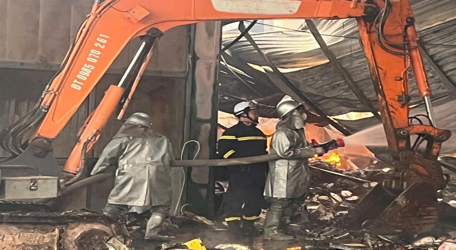 Huy động máy xúc tham gia chữa cháy.