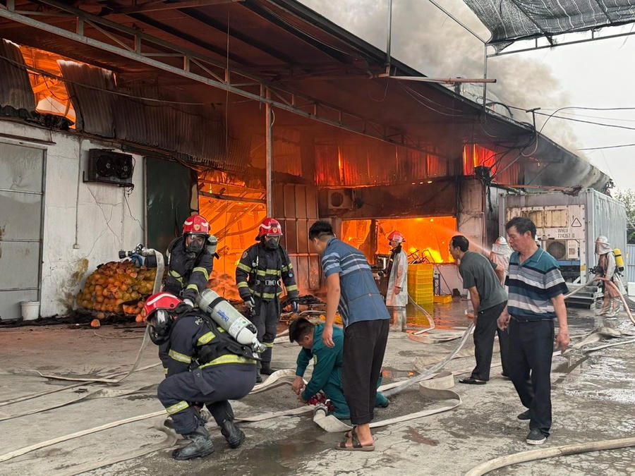 Lực lượng chức năng triển khai chữa cháy tại kho xưởng sản xuất bánh kẹo