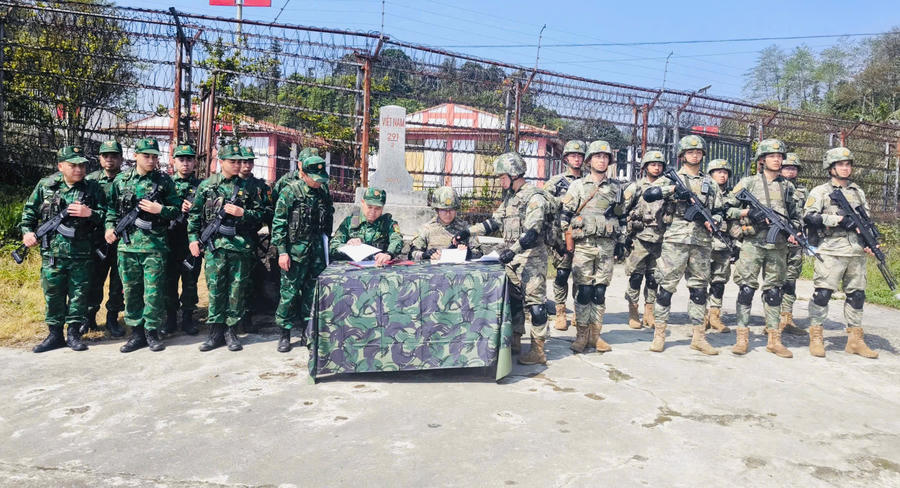 Hai bên ghi nhận kết quả buổi tuần tra liên hợp thực thi pháp luật trên tuyến biên giới: (Ảnh: Hoàng Chính).