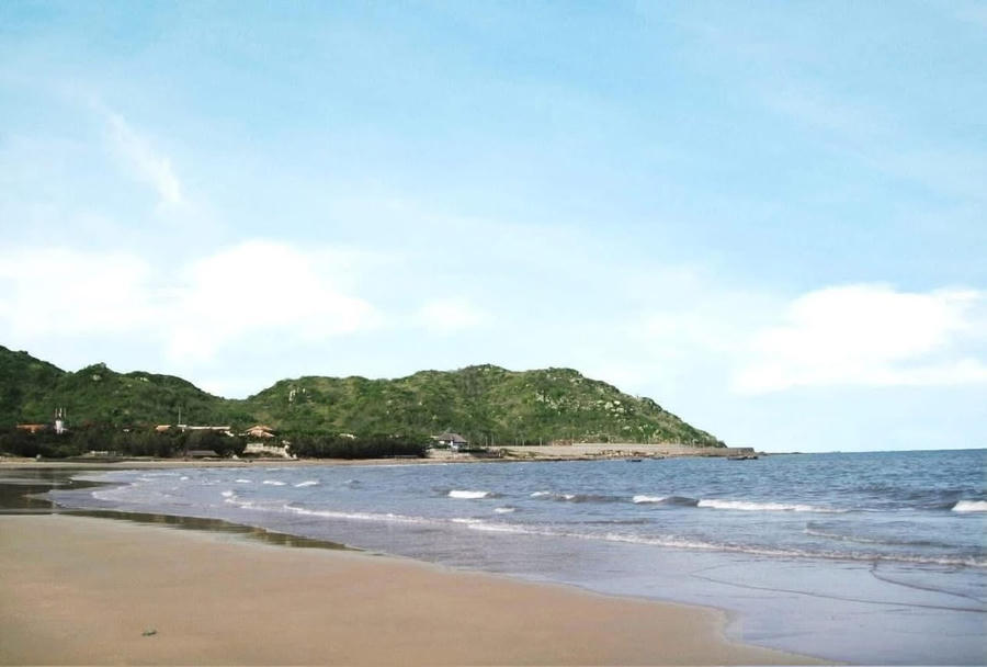 Một góc biển và núi ở xã Long Hải.