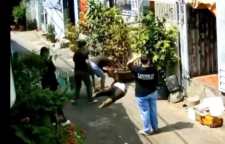 Nạn nhân bị kéo lê từ trong nhà ra ngõ, bị hành hung tới tấp trong tình trạng không có khả năng kháng cự (ảnh cắt từ clip do đương sự cung cấp). Nạn nhân bị kéo lê từ trong nhà ra ngõ, bị hành hung tới tấp trong tình trạng không có khả năng kháng cự (ảnh cắt từ clip do đương sự cung cấp).