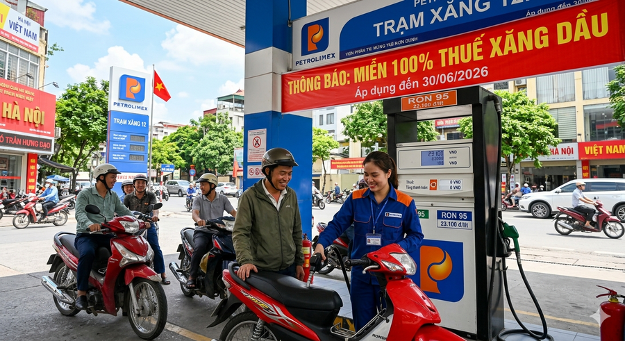 Bộ Tài chính vừa đề xuất đưa toàn bộ thuế bảo vệ môi trường, giá trị gia tăng, tiêu thụ đặc biệt của xăng dầu về không đồng. (Ảnh minh họa AI)