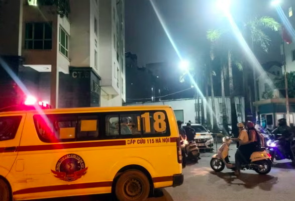 Hiện trường nơi phát hiện nam thanh niên rơi từ tầng cao tòa nhà xuống đất tử vong.