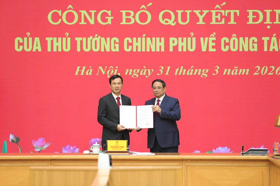 Thủ tướng Chính phủ Phạm Minh Chính trao Quyết định bổ nhiệm Giám đốc Đại học Quốc gia Hà Nội cho PGS.TS Bùi Thế Duy. (Ảnh: NTCC)