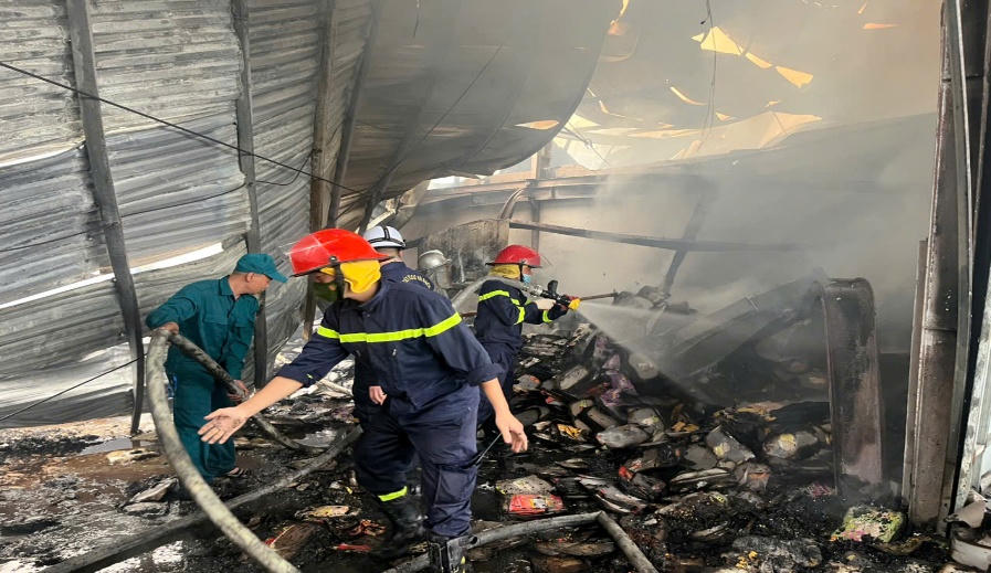 Lực lượng Cảnh sát PCCC và CNCH chữa cháy, làm mát và dập tàn.