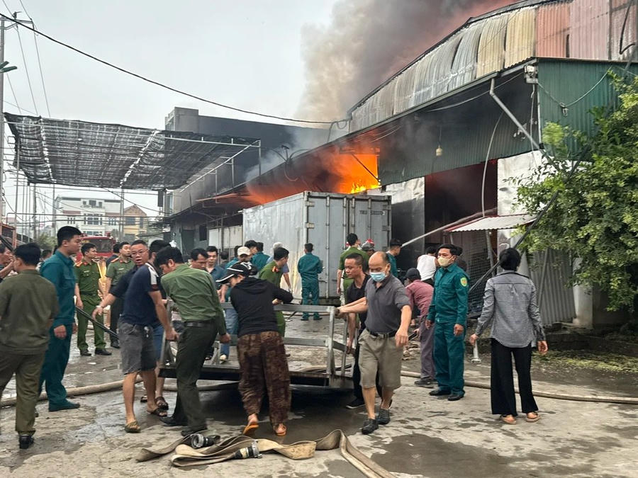 Người dân cùng cảnh sát di dời tài sản ra khỏi kho xưởng