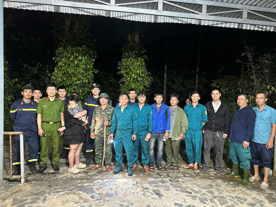 Cháu bé được tìm thấy cùng các lực lượng tham gia tìm kiếm. (Ảnh: Công an TP Huế)