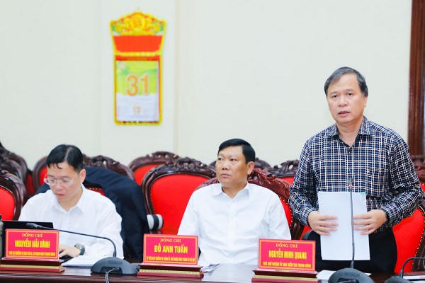 Ông Nguyễn Minh Quang, Phó Chủ nhiệm Ủy ban Kiểm tra Trung ương trình bày dự thảo báo cáo kết quả giám sát đợt 1 đối với Ban Thường vụ Tỉnh ủy Ninh Bình.