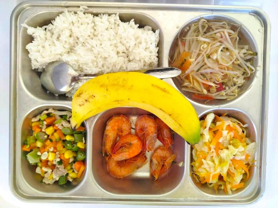 Hà Nội tăng cường bảo đảm an toàn thực phẩm bữa ăn bán trú cho học sinh. (Ảnh minh hoạ).