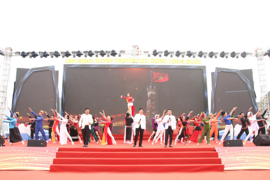 Chương trình nghệ thuật khai mạc Liên hoan với 14 tiết mục được dàn dựng công phu. Chương trình nghệ thuật khai mạc Liên hoan với 14 tiết mục được dàn dựng công phu.