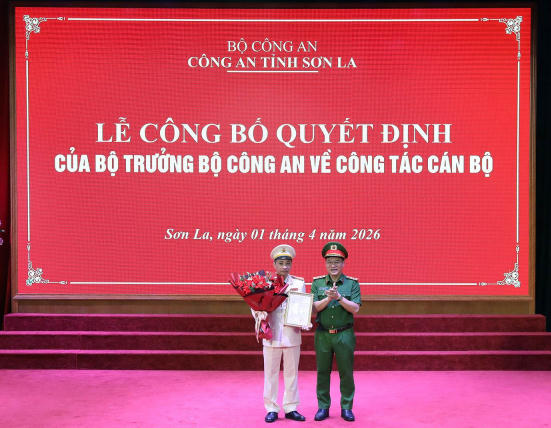 Thừa ủy quyền của Bộ trưởng Bộ Công an, Thứ trưởng Nguyễn Văn Long trao Quyết định về việc điều động, bổ nhiệm Đại tá Nguyễn Minh Tuấn đến nhận công tác và giữ chức vụ Giám đốc Công an tỉnh Sơn La.