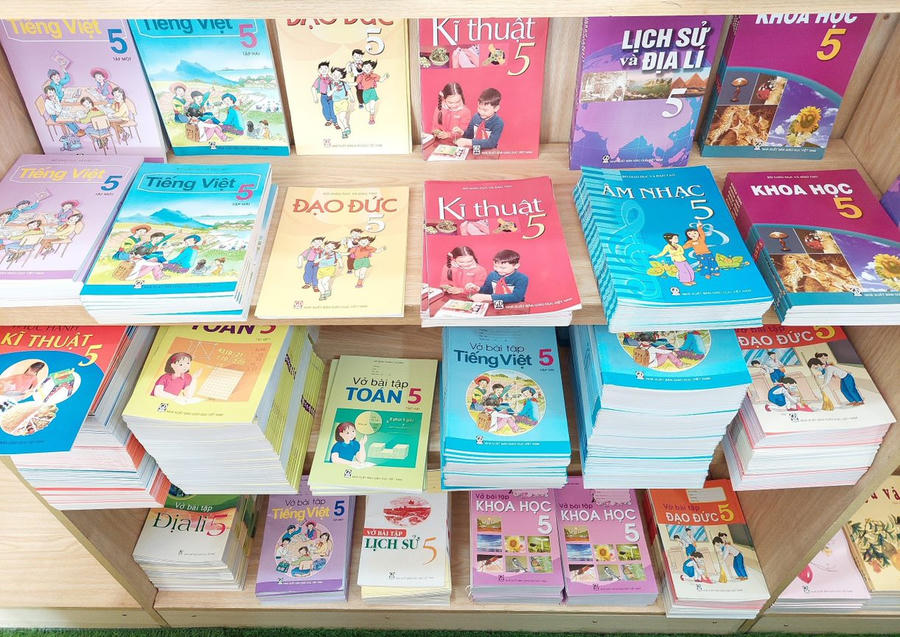 Bộ Giáo dục và Đào tạo dự kiến miễn phí sách giáo khoa trên phạm vi cả nước từ năm học 2029–2030. (Ảnh: IT).