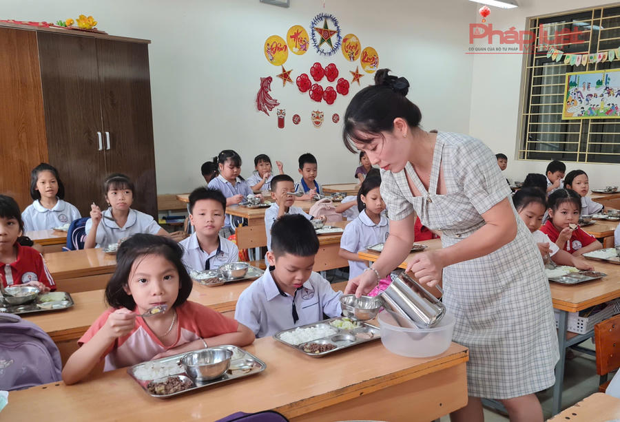 Bộ Y tế chỉ đạo các địa phương tăng cường kiểm tra, bảo đảm an toàn thực phẩm ở các bếp ăn tập thể, bếp ăn trường học. Hình ảnh minh họa