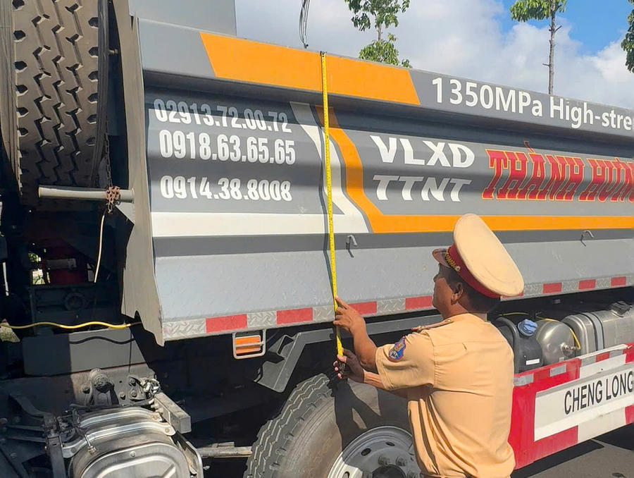 Tại khu vực Cà Mau và Bạc Liêu, lực lượng Cảnh sát giao thông Cà Mau kiểm tra thực tế kích thước thành thùng, đối chiếu với thông số trong Giấy chứng nhận kiểm định.