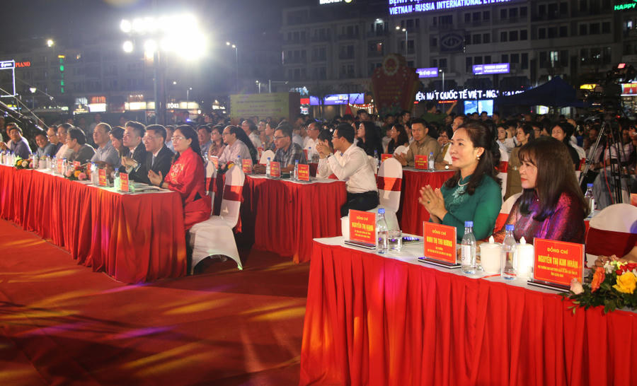 Các đại biểu và đông đảo nhân dân, du khách tham dự chương trình khai mạc Liên hoan Tuyên truyền lưu động toàn quốc.