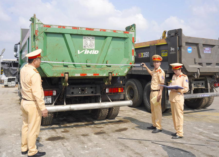 Cán bộ Cảnh sát giao thông Cà Mau kiểm tra tình trạng kỹ thuật phương tiện có tải trọng từ 15 tấn trở lên theo quy định.