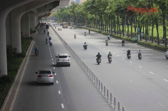 Dải phân cách cứng cùng với hệ thống camera AI trên tuyến đường Phạm Văn Đồng.