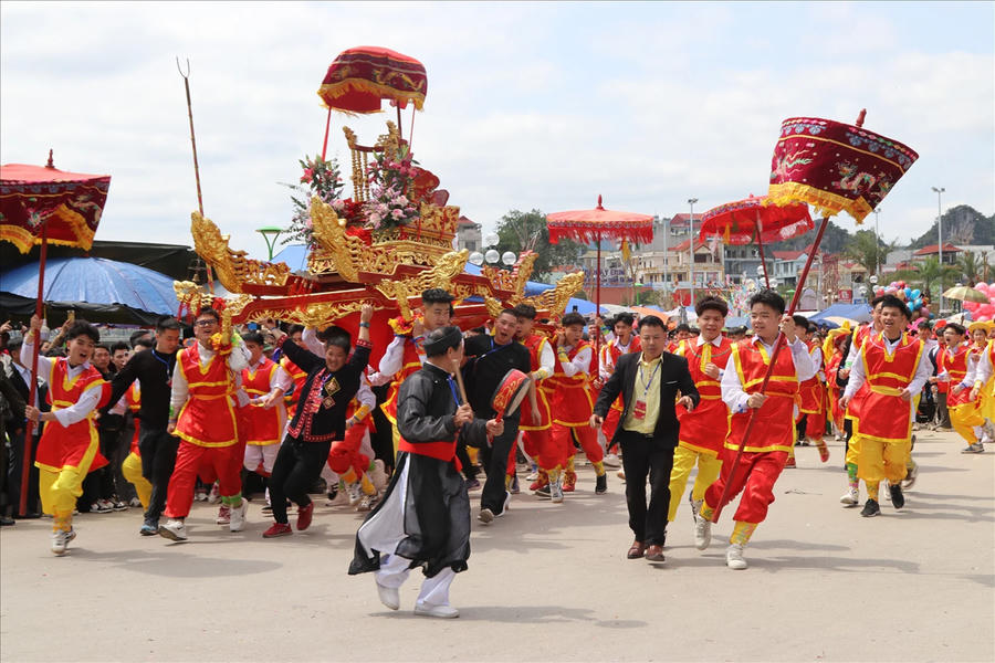 Lễ hội đền Kỳ Cùng - Tả Phủ thực sự là ngày hội du lịch văn hóa rực rỡ sắc màu và không khí tưng bừng, hoan hỉ.