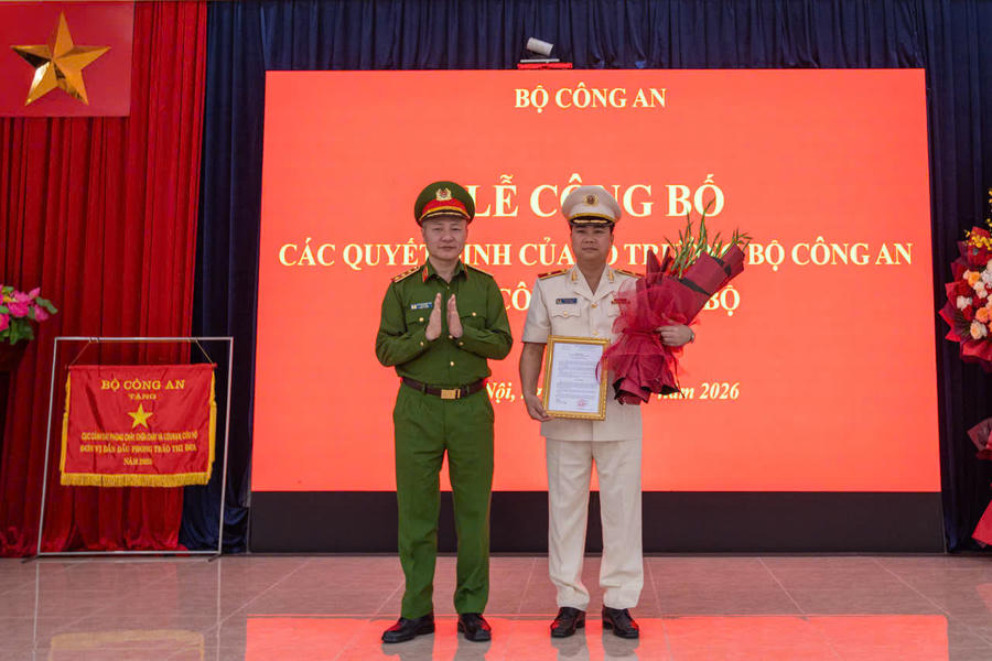 Thượng tướng Nguyễn Ngọc Lâm trao quyết định của Bộ trưởng Bộ Công an về việc điều động, bổ nhiệm Thiếu tướng Dương Đức Hải, Phó Giám đốc Công an TP Hà Nội đến nhận công tác và giữ chức vụ Cục trưởng Cục Cảnh sát PCCC và CNCH.