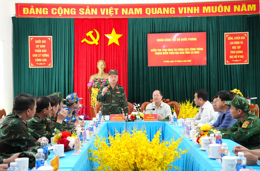 Thượng tướng Nguyễn Quang Ngọc phát biểu đánh giá tiến độ thi công các dự án trọng điểm tại Hòn Khoai.