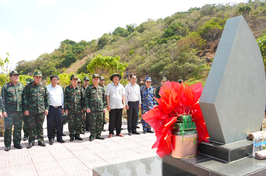 Đoàn công tác dâng hương tưởng nhớ các Anh hùng liệt sĩ khởi nghĩa Hòn Khoai.