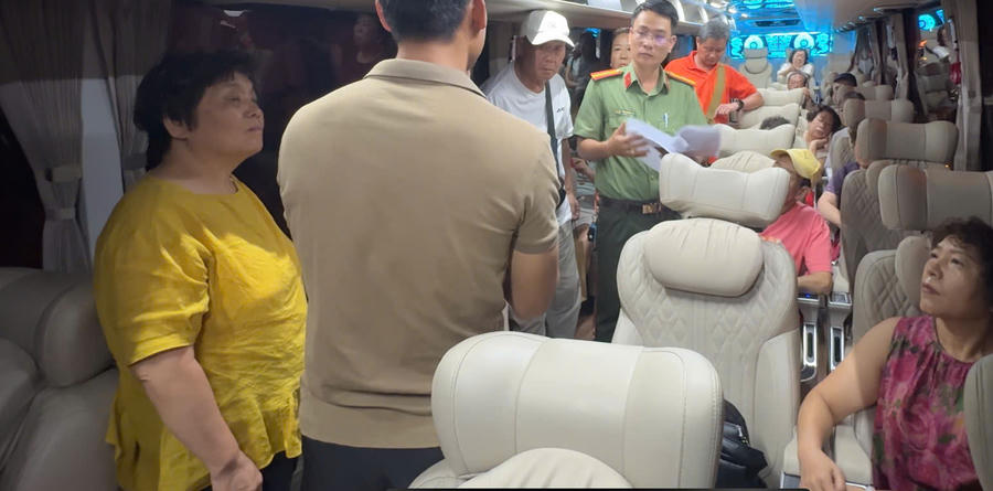 Lực lượng chức năng làm việc với đoàn du khách nước ngoài. (Ảnh: CAKH)