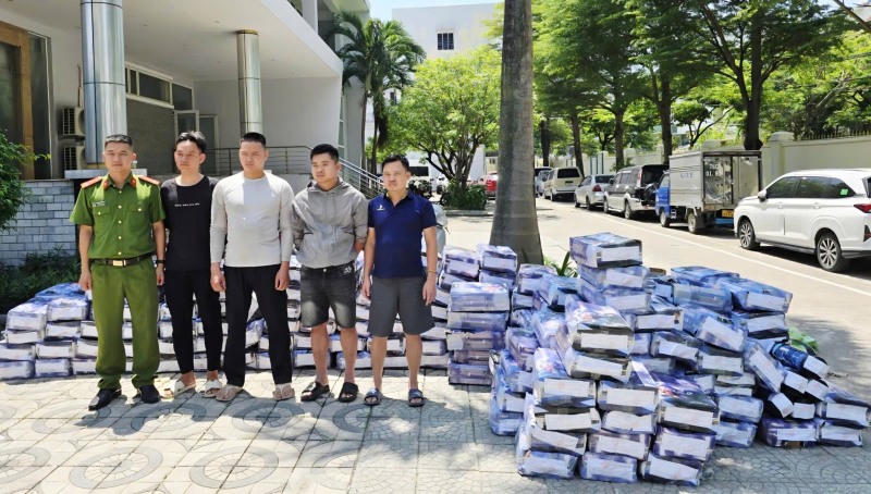 Phòng Cảnh sát kinh tế Công an TP Đà Nẵng thu giữ 800 bình "khí cười".